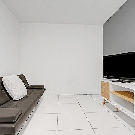 Hallandale Holiday Retreat Hollywood Boardwalk ฮาลลันเดลบีช ภายนอก รูปภาพ