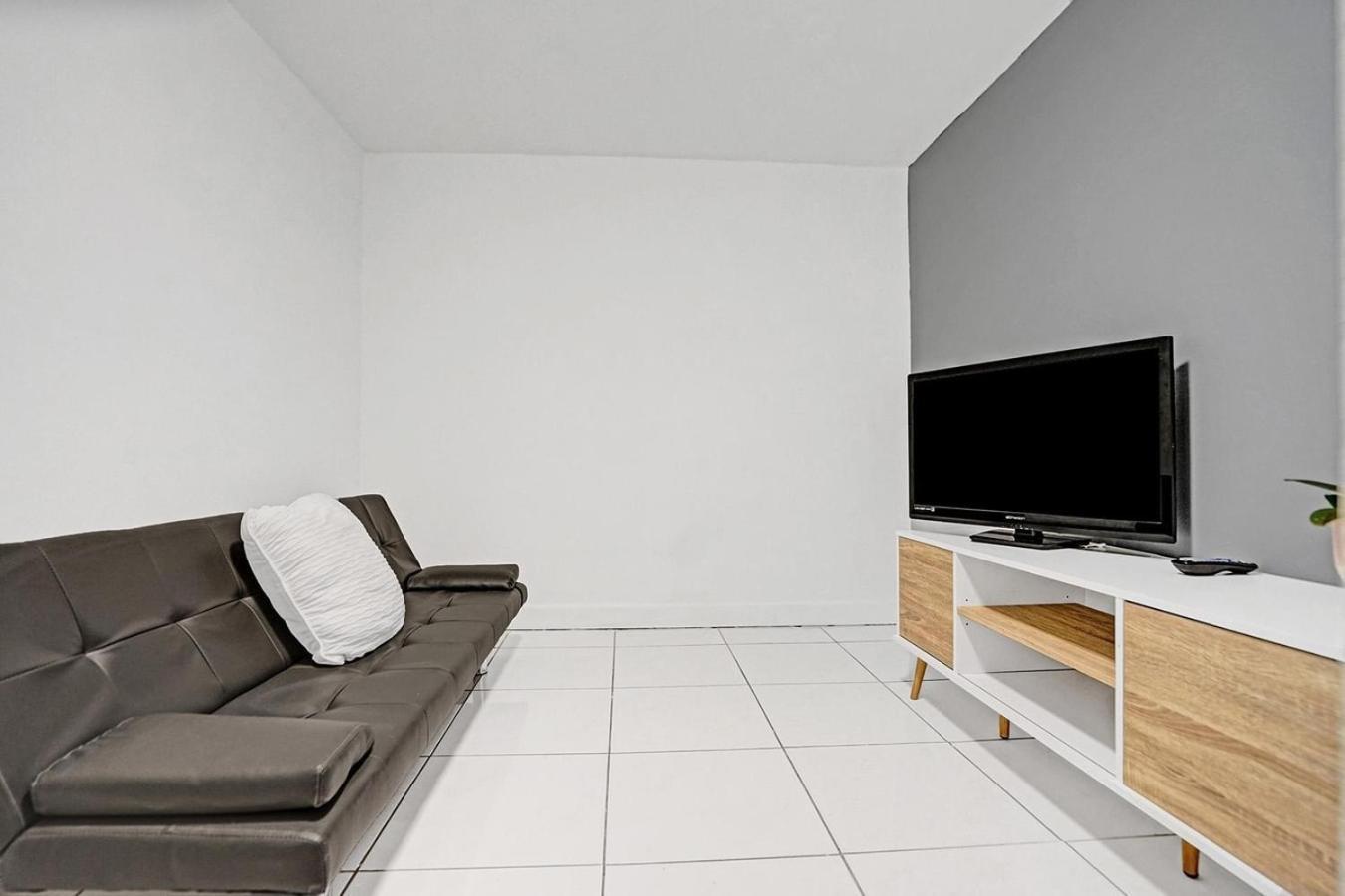 Hallandale Holiday Retreat Hollywood Boardwalk ฮาลลันเดลบีช ภายนอก รูปภาพ