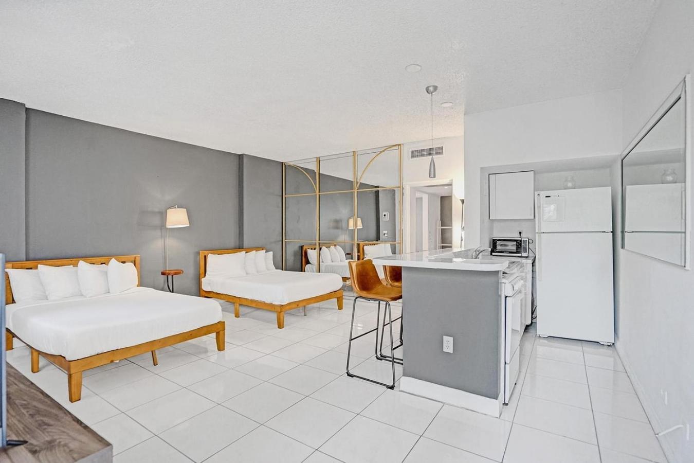 Hallandale Holiday Retreat Hollywood Boardwalk ฮาลลันเดลบีช ภายนอก รูปภาพ