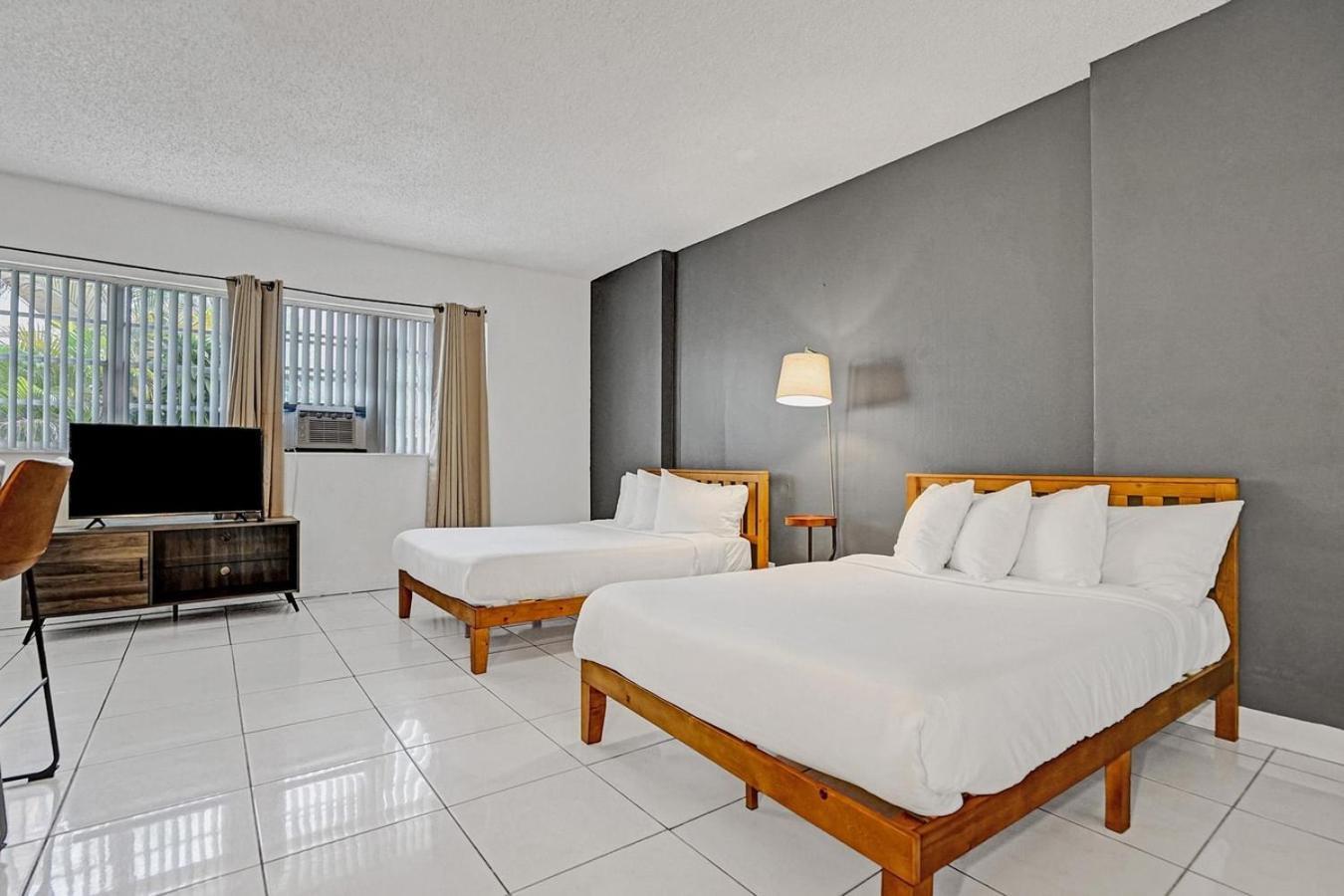 Hallandale Holiday Retreat Hollywood Boardwalk ฮาลลันเดลบีช ภายนอก รูปภาพ