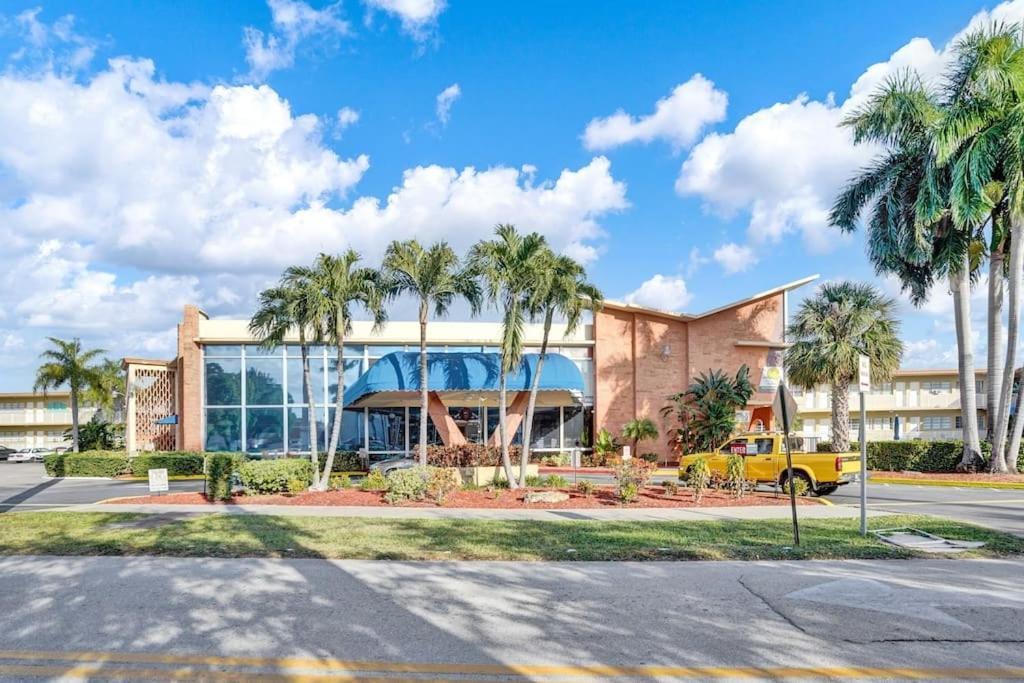 Hallandale Holiday Retreat Hollywood Boardwalk ฮาลลันเดลบีช ภายนอก รูปภาพ