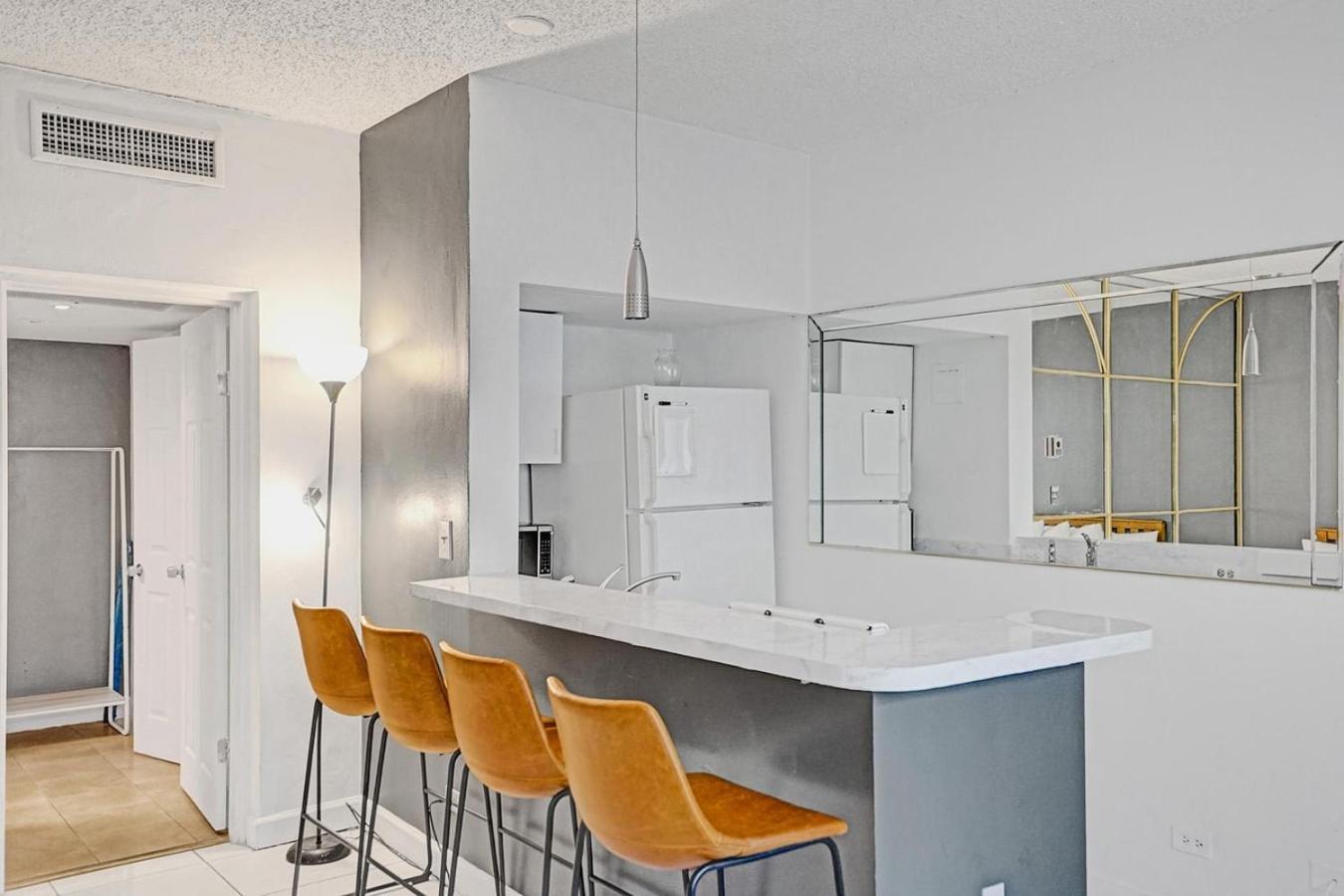 Hallandale Holiday Retreat Hollywood Boardwalk ฮาลลันเดลบีช ภายนอก รูปภาพ