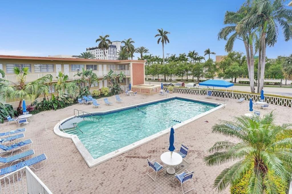 Hallandale Holiday Retreat Hollywood Boardwalk ฮาลลันเดลบีช ภายนอก รูปภาพ